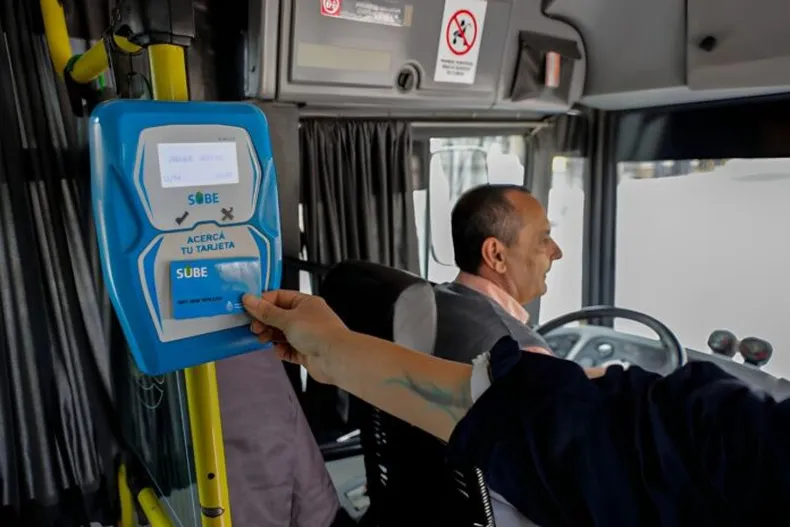 una-persona-viajando-colectivo