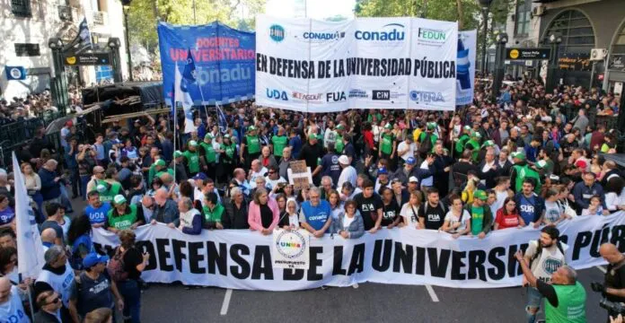 universidad-publica-marcha-696x360