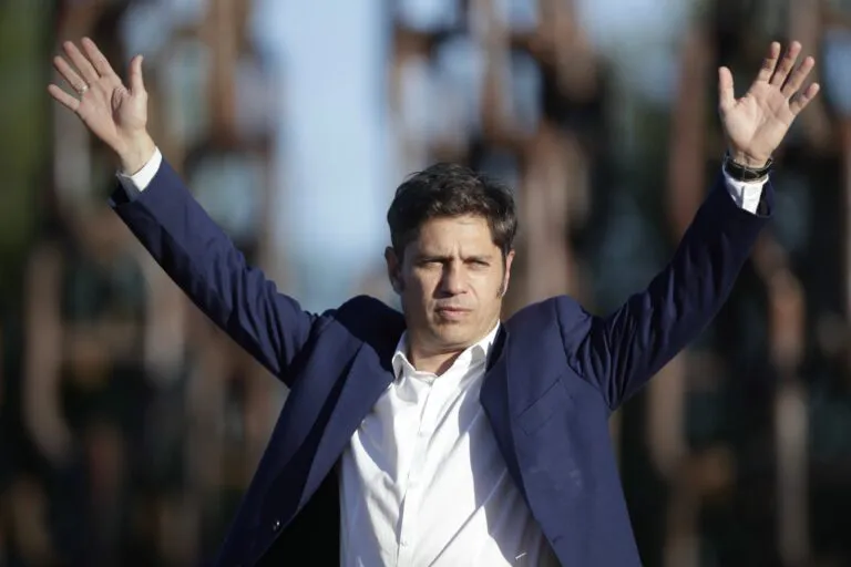 Kicillof-brazos-768x512